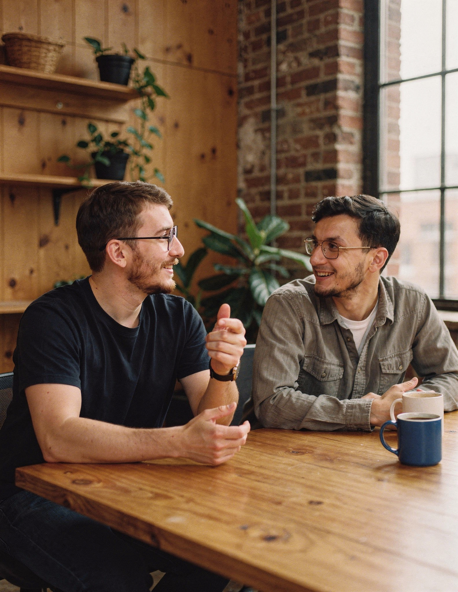 Raouf et Charaf, Data Engineers seniors chez ViA-Nous, en pleine discussion autour d'un café.